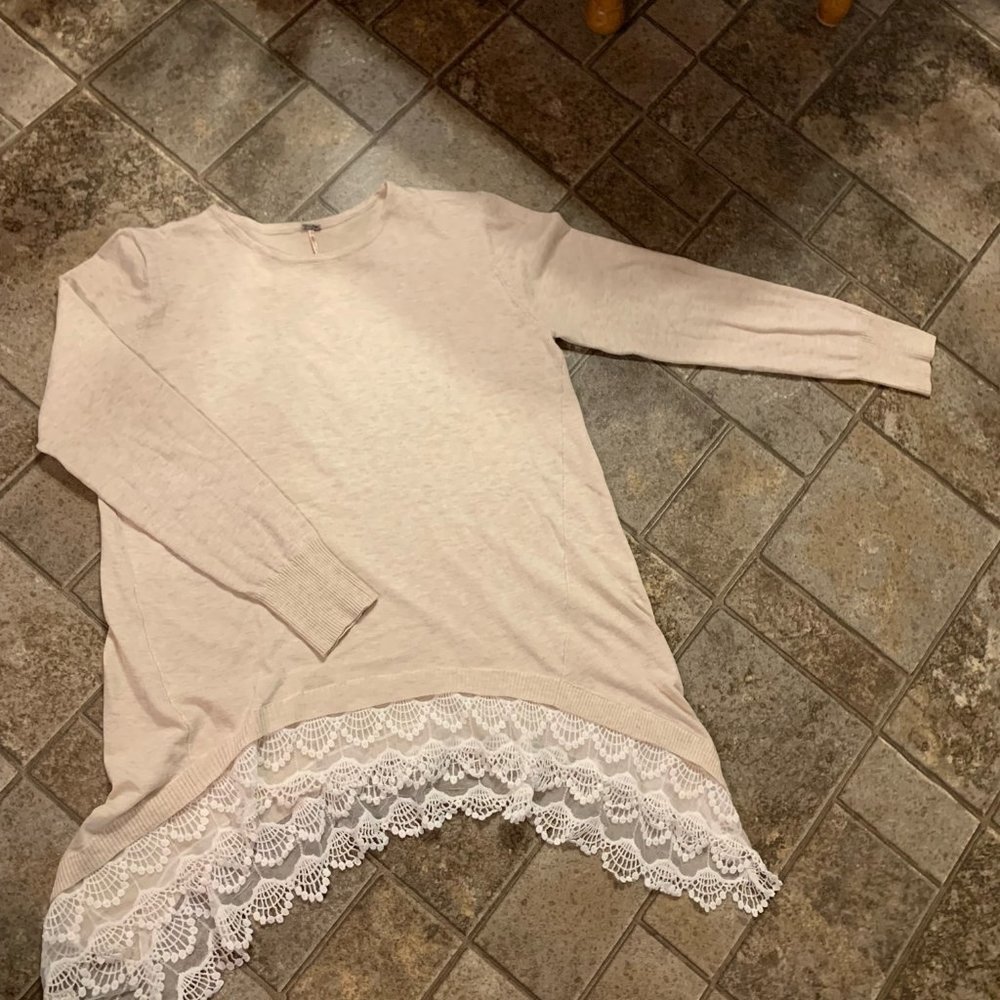 GORGEOUS lace trim tunic sweater Size L Oatmeal w/ white lace